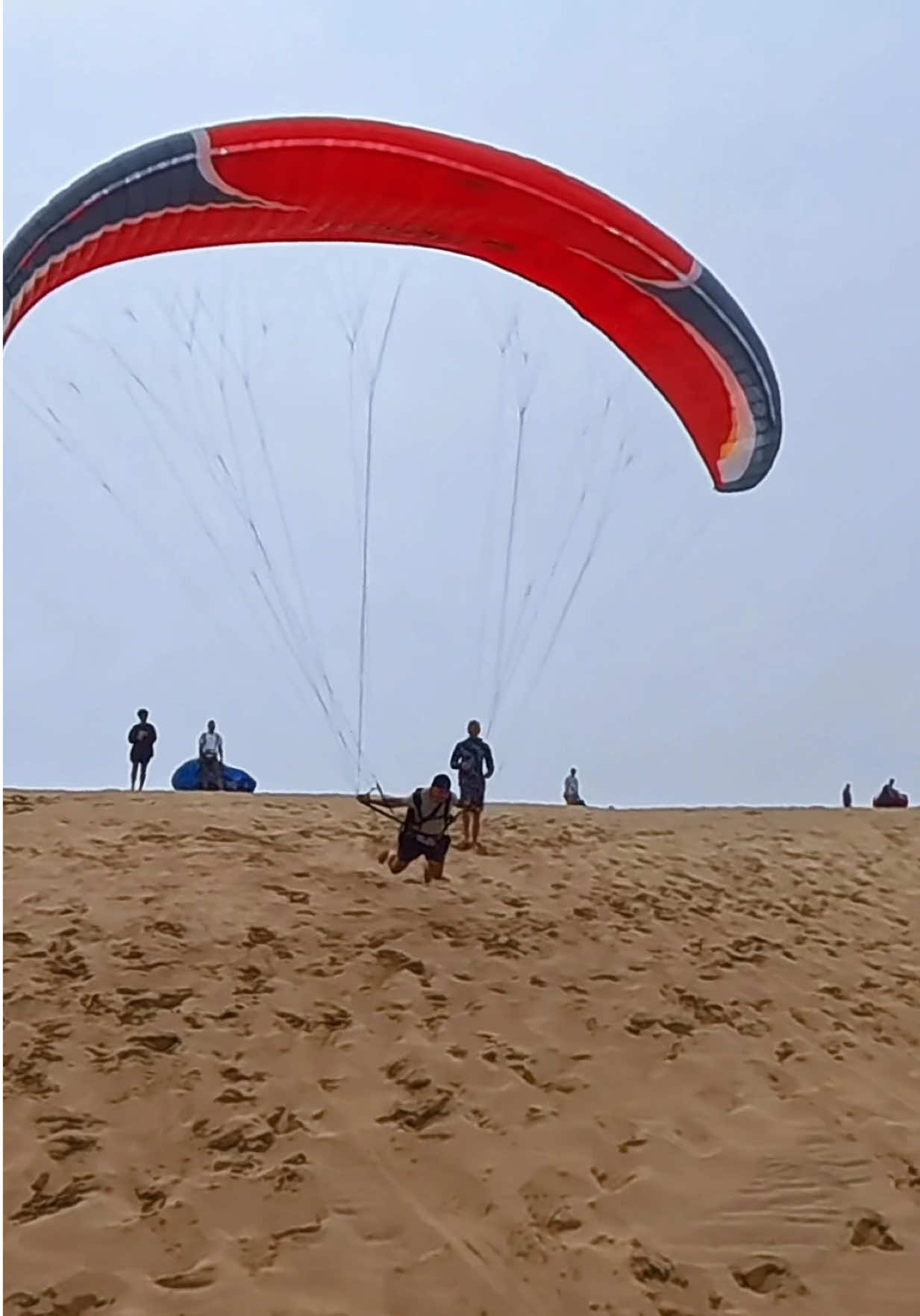 Your wings already exist. All you have to do is fly. 🪂 A little adventure getaway up and down the coast ended with finding the boys out on the Oregon coast ready to take flight! I was expecting to potentially tandem if I was lucky but they trained us up and put me solo in the air! I couldn’t believe it! Just feeling so grateful and lucky for such an amazing experience out here and couldn’t thanks these guys enough from the coaching, running up and down the dunes to just bringing the vibes! Forever thankful for the chance to see the world from a whole new perspective! Thanks @tim.delight @uncle_goochi and @robindittrich for all the coaching, tips and making paragliding such an amazing time! So incredible to get up in the air, especially being scared of heights!  Cheers to more airtime and fun!  #oregon #capekiwanda #paragliding 