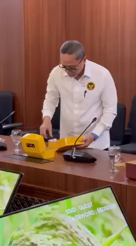 Zulhas adalah contoh nyata kepemimpinan yang visioner dan menginspirasi.* Saat baru ada usulan agar rapat di DPR cukup air putih saja untuk efisiensi dan mengurangi sampah, Pak Zulkifli Hasan justru sudah menunjukkan langkah konkret. Beliau tidak hanya bicara, tapi langsung bertindak dengan menyelamatkan snack rapat yang masih layak dan membagikannya ke staf. @zul.hasan #ZulkifliHasan #HUTPAN #PartaiAmanatNasional #Foodwaste