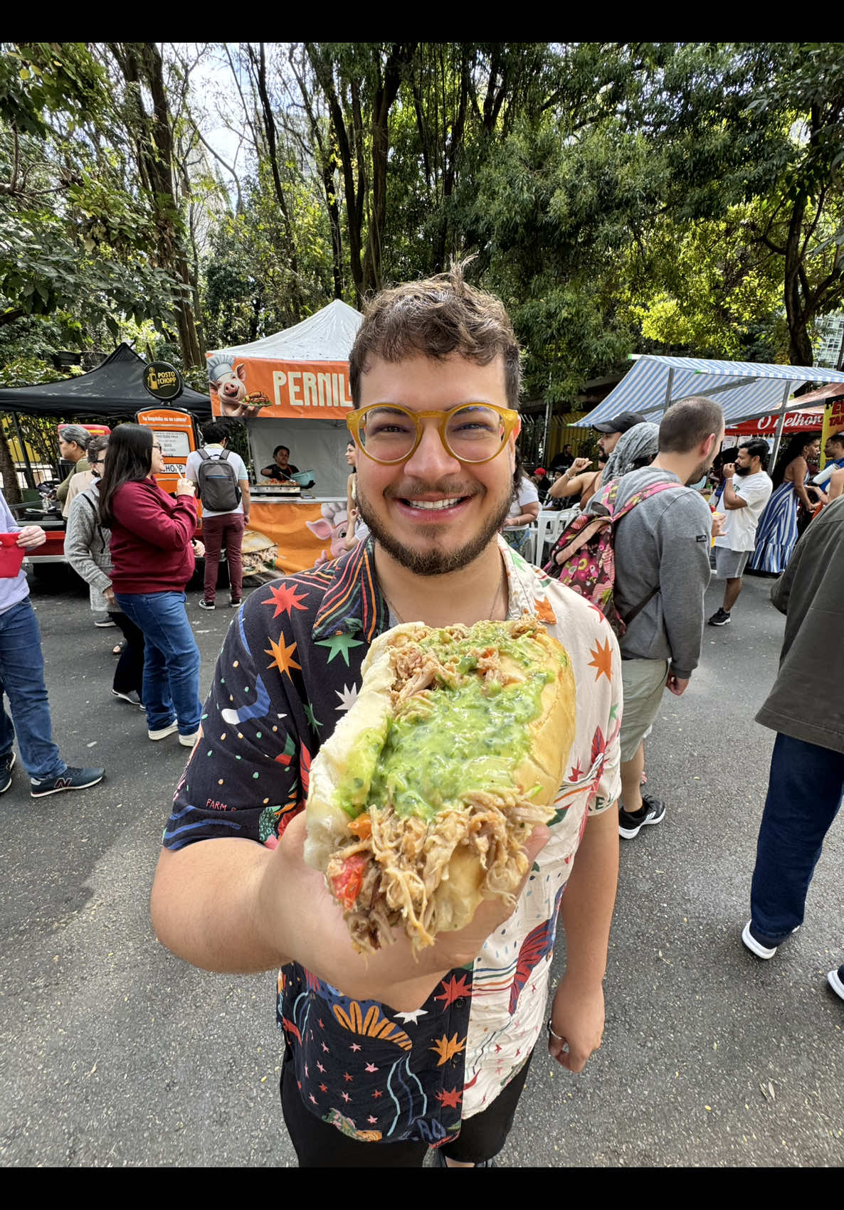 Tudo que eu comi na Feira Gastronômica da Paulista  Essa é a Feira Rocha Azevedo que acontece aos domingos ao lado do Parque Mário Covas.  Fondue de morango: 15 Massa do @moamassa : 40 Pernil do Chefe: 30  Yakisoba de carne: 40 Coco caramelado: 10 Sorvete Casquinha: 8 📍Alameda Ministro Rocha Azevedo, 250 (Entre a Av. Paulista e a Al. Santos) 🔍 Onde comer em São Paulo; Feira Gastronômica em SP; Feiras de São Paulo; Avenida Paulista #feiragastronomica #tudoqueeucomi #feirasdesaopaulo #saopaulo  