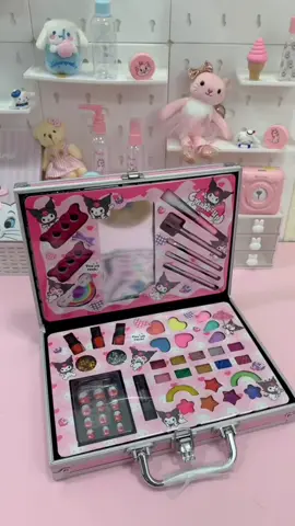 💄 Set de Maquillaje Kuromi 💄✨ ¡Diversión, estilo y creatividad en una sola maleta! 🎀 Este increíble kit de maquillaje viene en un estuche rígido metálico color rosa con diseño de Kuromi, ideal para niñas a partir de 3 años. Incluye una gran variedad de sombras, labiales y accesorios seguros y lavables, pensados especialmente para que las pequeñas puedan jugar, crear estilos únicos y divertirse como todas unas fashionistas ⭐. Práctico, resistente y fácil de llevar a cualquier lugar gracias a su maletín con manija metálica. Perfecto para regalo y para que las niñas disfruten horas de juego de simulación. 🎁💖