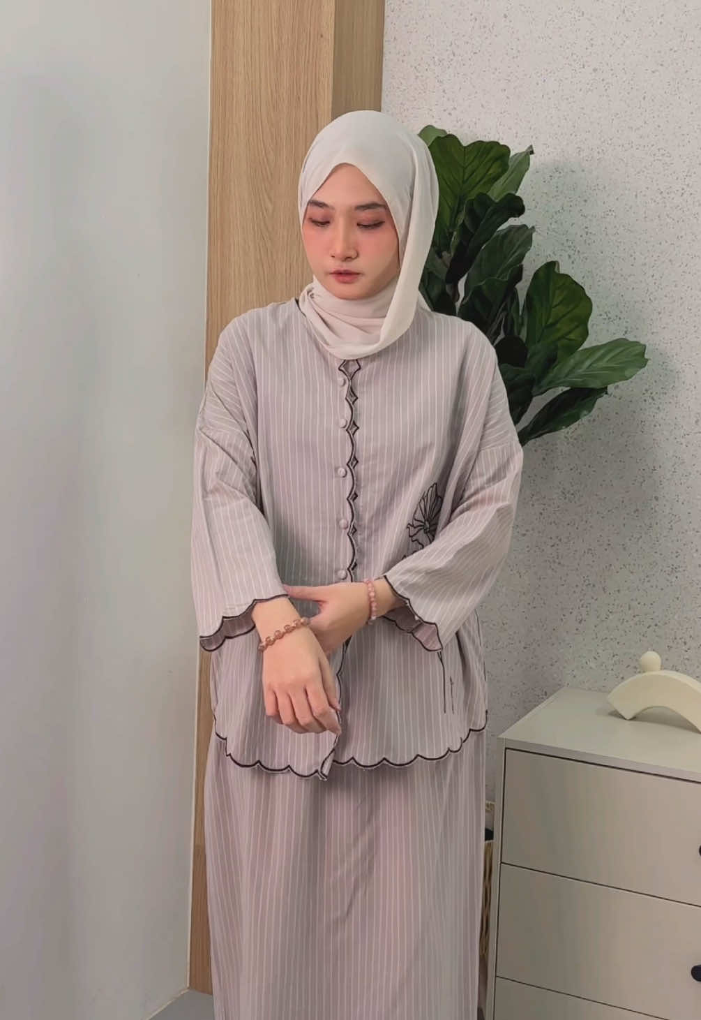 Baju set ni bagi gaya santai tapi tetap nampak premium ✨ #OOTDMalaysia #StyleOnPoint #BajuCantik #FesyenViral #TrendSekarang