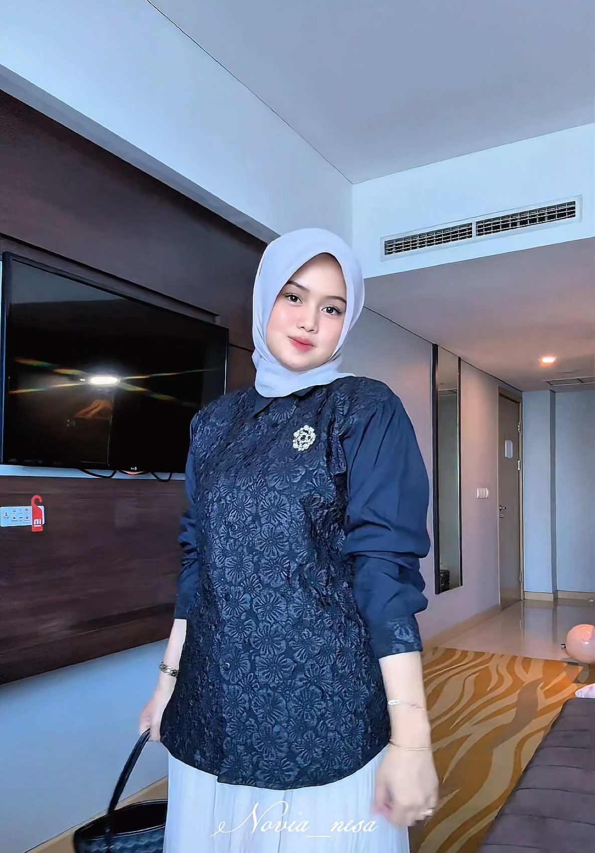 Rekomendasi kemeja warna hitam anti gagal #fyp #kemejawanita #blousewanita #rekomendasikemejawanita #outfithijab 