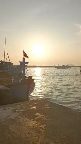 Bình minh trên cảng lagi#canhdep #NhithichĐi #binhminh #canhdep #binhthuan 