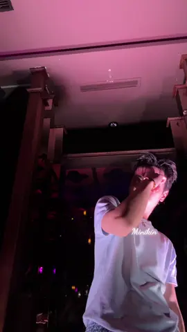 Lướt lại mấy vid cũ thấy đây là lần view gần ổng nhất 😗 Đèn hơi xu nhưng vẫn đẹp trai hẹ hẹ 🤭 #quanghungmasterd #lequanghung #muzik 