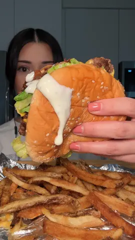 Bacon cheeseburger 🍔 asmr mukbang 💕 I need more ideas for toppings to add #Foodie #eatingshow #burgers 