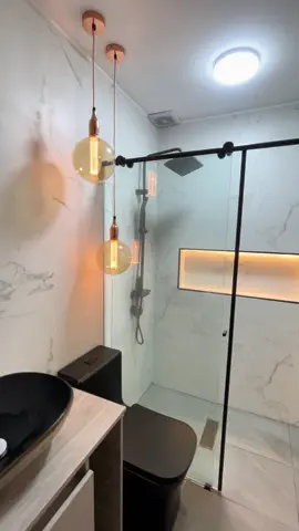 Qué tal está belleza de baño moderno 🤩 #bañosmodernos#ceramica#porcelanato#enchapes#remodelaciones