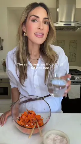 🚨🧂The truth about SALT- I don’t know about you, but I learned a lot! Tell me which salt you eat the most in the comments and share with a friend who could use a salt upgrade ❤️❤️ Just like fat, there’s bad, good, and in-between salts 👇 ❌ Table Salt – bleached, stripped of minerals, often fortified with iodine you probably don’t need. ⚪ Kosher Salt – less processed, but still low in minerals. 🌊 Sea Salt – better, but can carry microplastics + pollutants from the ocean. ✨ Pink Himalayan – the real winner. Clean, minimally processed, and packed with 84+ trace minerals (like magnesium + potassium). That’s why you’ll see people add it to their water—it can actually support hydration. I use it daily in my cooking—and unlike table salt, it never leaves me feeling bloated 🙌💧 #nutrition #nutritiontips #salt #minerals #tips 