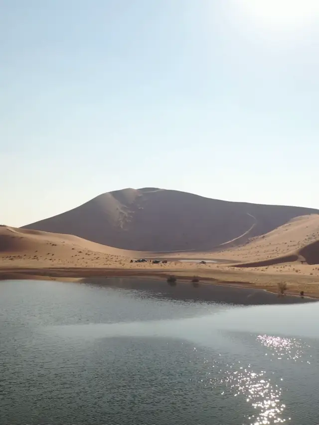 في رحلة سابقة إلى الربع الخالي، استمتعت بمساحات الرمال الذهبية اللامتناهية والهدوء الساحر. عند الوصول إلى بحيرات أم الحيش، انبهرنا بمياهها الزرقاء المتلألئة وسط الكثبان. كانت الألوان تتناغم بشكل رائع مع السماء. #الربع_الخالي #مغامرات #صحراء #كشتات #الربع_الخالي_الرمله 