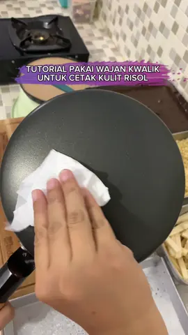 Haii, video tutor cara pakai wajan kwaliknya udah aku post ya. Silahkan disimak kalau ada yg bingung blh komen ntr aku bantu jawab sebisa aku. Aku pakai wajan kwalik dari Galaxy Crepes diameter 21cm. Semoga membantu ❤️ #risol 