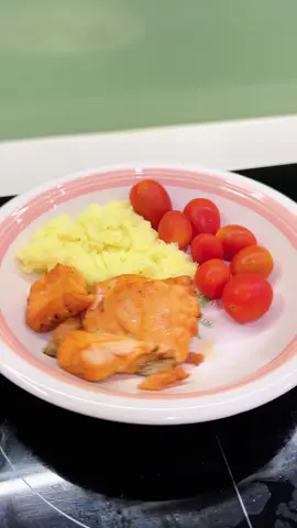 Bữa sáng của bé Tiểu học hôm nay có cá Hồi một món ăn mà bạn yêu thích, ăn kèm khoai tây nghiền cùng ít cà chua bi #breakfast #cookingvideo #trendfood 