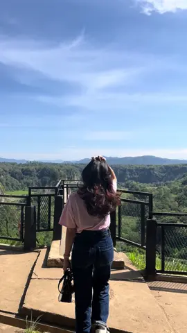 Liat yang ijo ijo katanya bisa nyegerin mata, tapi aku lebih suka warna pink, apalagi kertas yang ada bapak-bapak ketawa keliatan gigi 💅🏻💃🏼 #peace 