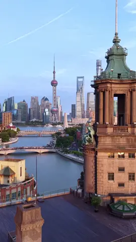 十里洋场烟花地，风云际会上海滩，有钱上海滩，没钱瘫上海，中国的经济心脏，世界的魔都，总有一股不可抗拒的魄力#上海外滩#无人机航拍#地标建筑 #黄浦江 