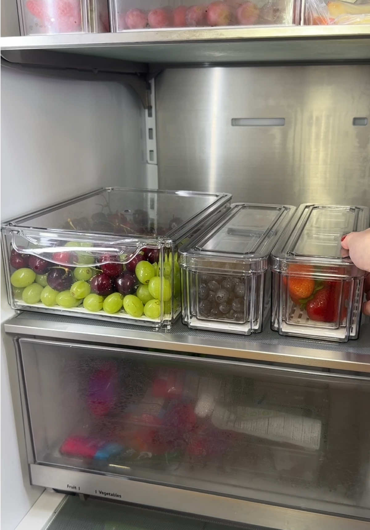 Organize my fridge with me!🍓🍇🍌 #fridgeorganizing #fridgeorganization #amazonkitchen #kortneyandkarlee 