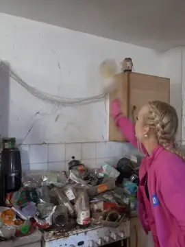 Cleaning the house... #house #abandoned 