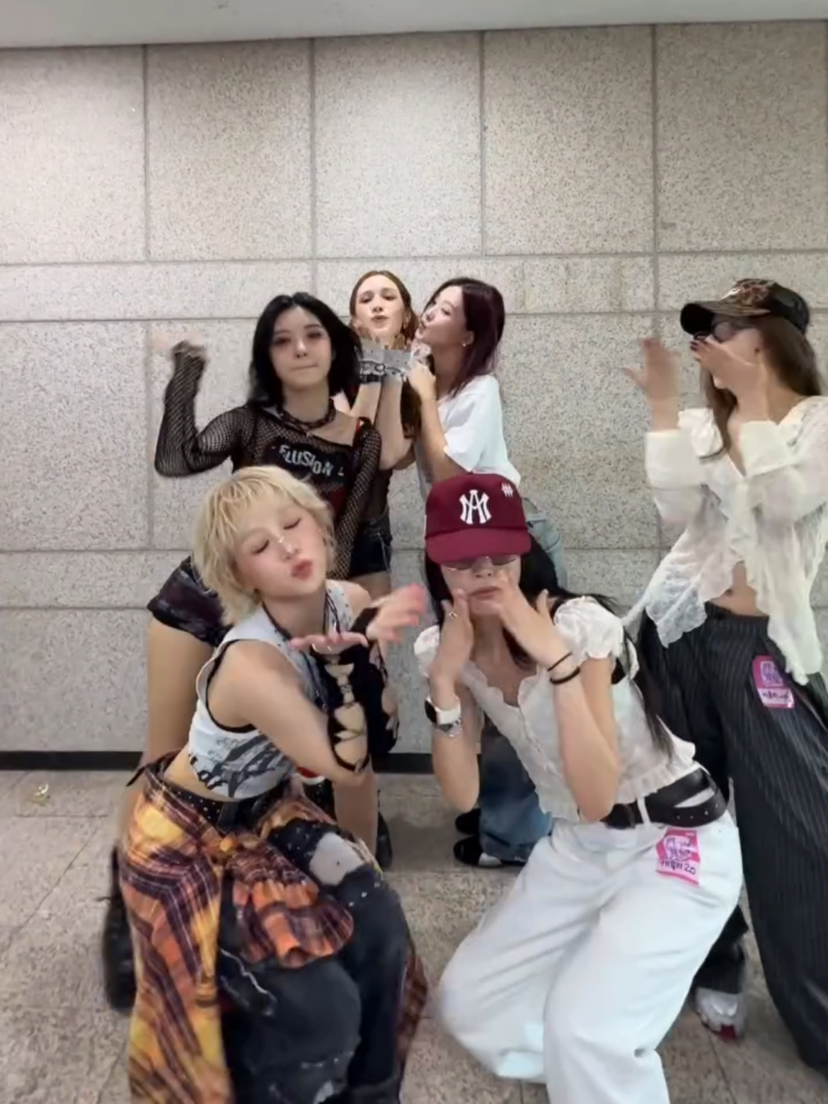 We're the best in this field (dancing) tho? 👊🏿vs👊🏿 Pop that body like BUBBLE GUM🫧 . #huening_bahiyyih #dayeon #hikaru #케플러 #kep1er 