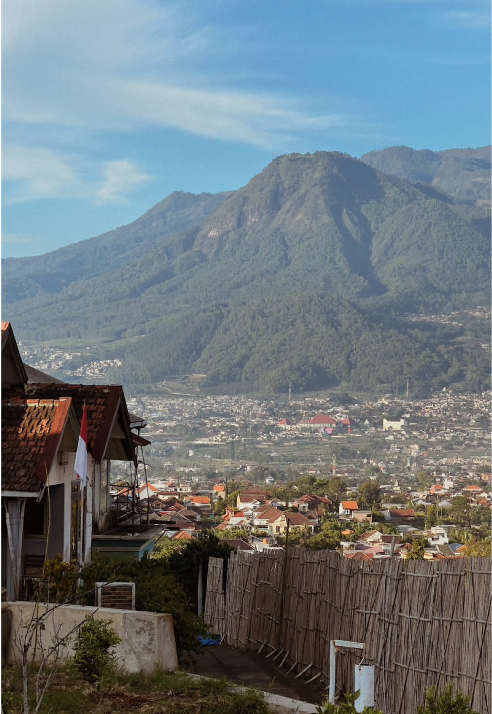 Infokan rekomendasimu penginapan di Batu dengan view paling cakep.. #wisatabatu #kotabatu #batumalang #kotawisatabatu #viewgunung    