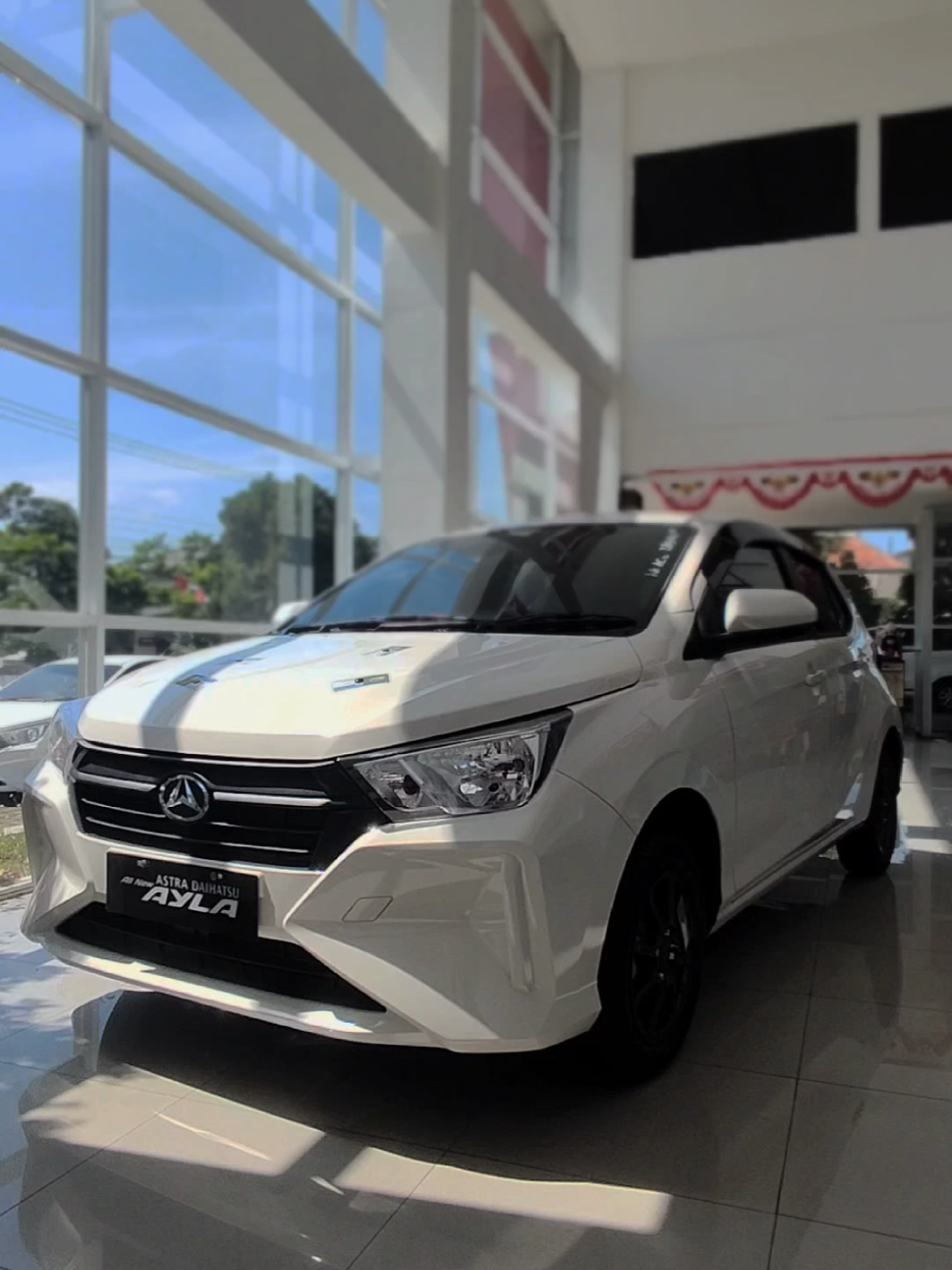 Ayla Matic paling murah ini. All new Ayla X CVT, warna putih jangan sampe lepass. Minat ? cek link bio atau dm #daihatsu #ayla 