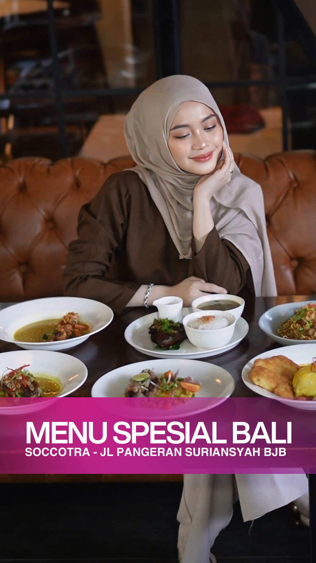 Ada yang baru di Soccotra bulan Agustus ini ✨ Pertama kali coba paket Taste of Bali di sini, rasanya kayak sepotong liburan ke Pulau Dewata tanpa harus terbang jauh. 🌴 Mulai dari Ayam Bakar Sop Tabanan yang gurih pedasnya hangat di lidah, Cumi Cumi Bakar Sop dengan rasa laut yang smoky, sampai Mix Yakitori Bumbu Jimbaran yang bikin kangen suasana pantai Bali. Favoritku? Grill Beef Coconut Curry Balinese Style—aromanya rempah, creamy kelapa, tapi tetap elegan di plating. 🍛🔥 Minumnya pun unik banget, ada Americano de Coco dan Coconut Latte, bikin vibes makin tropical. Dan yang paling mengejutkan, semua ini bisa kamu nikmati dengan budget mulai Rp100 ribu aja. Jadi Soccotra itu bukan cuma elegan, tapi juga ramah di kantong. 🌿 Tempatnya hangat, nyaman, cocok banget buat dining bareng teman atau pasangan. Agustus ini, rasanya Bali benar-benar pindah ke Banjarbaru. 💫 📍 Soccotra Indonesia Jl. Pangeran Suriansyah No. 8, Kota Banjarbaru 🕙 Weekday: 10.00 – 23.00 🕙 Weekend: 10.00 – 01.00 #SocotraExperience #TasteOfBali #BanjarbaruEats #DiningElegance #restoranbanjarmasin