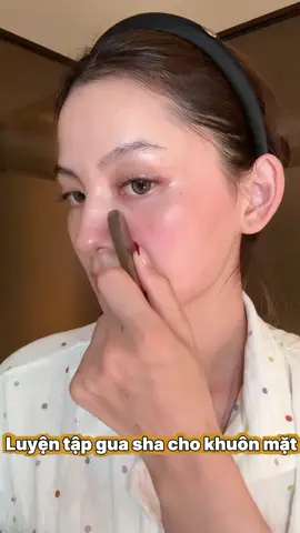 Chỉ vài phút mỗi ngày với gua sha 💆‍♀️✨ Da căng bóng, đường nét gương mặt sắc nét hơn, cảm giác thư giãn tuyệt vời! Kiên trì 1 tuần 2–3 lần để thấy sự thay đổi rõ rệt 🪞💖 #capcut #guasha #massagemặt #chămsócdamặt #beautyroutine #skincare #làmdeptainha #tựchamsocminh #thưgiãn #facemassage #glowingskin #u30 
