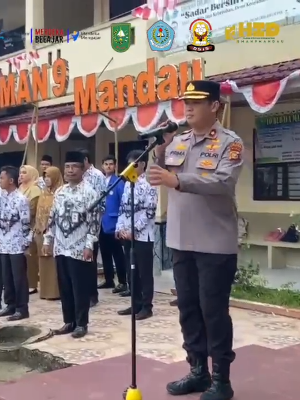 Senin 25 Agustus 2025 GREBEK SEKOLAH; Sosialisasi dari Polsek Mandau di SMAN 9 Mandau. Pada kegiatan Grebek Sekolah di SMAN 9 Mandau, Kapolsek Mandau Kompol Primadona, S.I.K., M.Si dan para Kanit jajaran Polsek Mandau memberikan materi-materi singkat mengenai tindak pidana yang melibatkan anak-anak, tertib berlalu lintas, serta motivasi-motivasi kepada para siswa-siswi SMAN 9 Mandau. @herryheryawan @jossykusumo_92 @kapolres_bengkalis @antonrpc43 @prim_a2012 @humaspolresbkls @humaspolda_riau  #herryheryawan #jossykusumo_92 #kapolresbengkalis #antonrpc #primadonachaniago    
