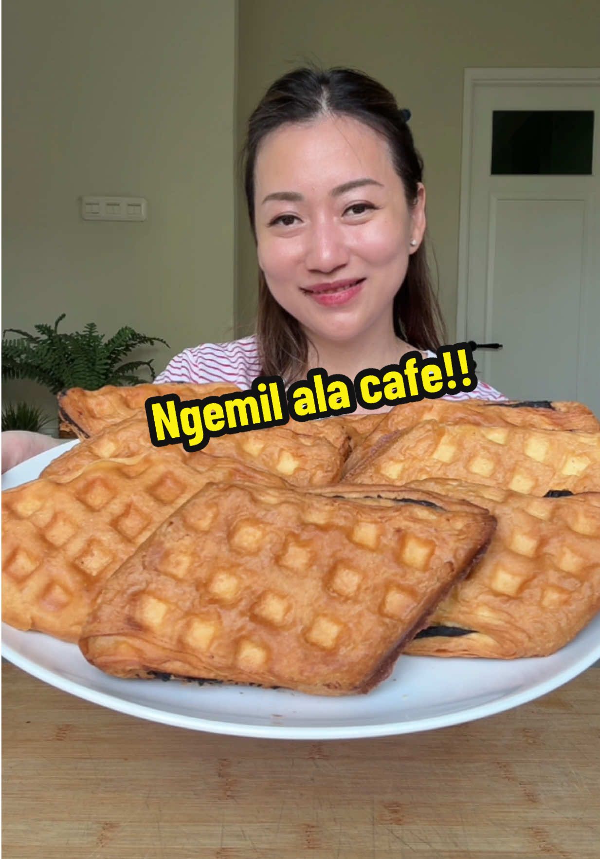 CROFFLE JAMAN NOW TINGGAL BUKA BUNGKUSNYA DAN HAP HAP .. GAK PERLU LAGI KE CAFE @Butter8 Croffle bisa langsung checkout dan tersedia juga di Family Mart #SeenakDanSegampangitu #nanakoot #Butter8 #Butter8Croffle 