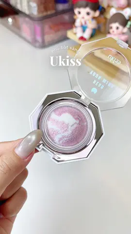 bắt sáng nhà Ukiss sáng như đèn pha luôn 😍 #phanbatsang #nhubatsang #ukiss #highlighter #thaothichriviu 