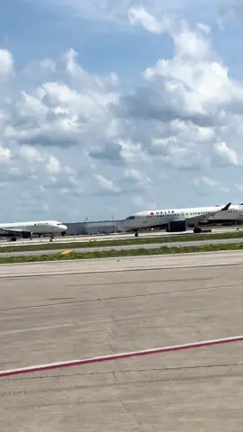 Delta Airlines plane takeoff. #deltaairlines #travel #airplane #airlines #airport 