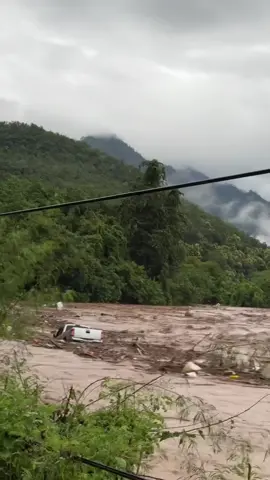 น้ำป่าทะลัก! พัดรถชาวบ้านไหลไปกับกระแสน้ำ วันนี้ 27 ส.ค. 2568 ที่ ผาบ่อง ห้วยตำข่อน จ.แม่ฮ่องสอน . #พายุคาจิกิ #น้ำท่วม68 #แม่ฮ่องสอน #น้ำป่าทะลัก #คลิปโซเชียล 