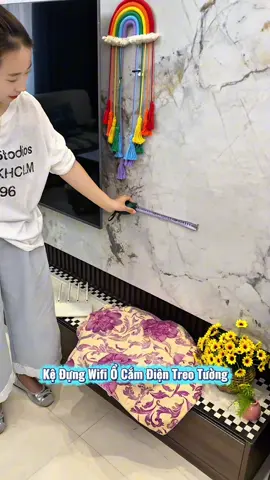 Lắp hộp lưu trữ như thế này bên cạnh TV, bộ định tuyến, hộp giải mã tín hiệu và modem quang có thể được cất trên tường, rất tiện lợi cho việc vệ sinh và giữ cho bàn luôn sạch sẽ, gọn gàng!! #thietthuc #kedungwifitreotuong #creatorsearchinsight #tienich #jizonguyen 