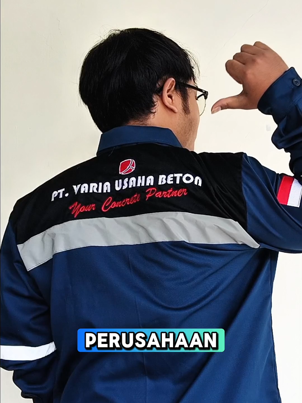 Mau order lusinan, partai kecil, bahkan partai besar untuk perusahaanmu? Semua bisa di Hexagon ID ✅ ✨ Seragam PDH/PT elegan, nyaman dipakai, dan siap bikin tim kamu tampil lebih solid! 📩 Yuk langsung DM/WA buat konsultasi & order sekarang. 📲 0813-7770-2653  ☎  0274-7722-891 Jl. Pengasih - Sentolo, Gedangan, Sentolo, Kulon Progo, Daerah Istimewa Yogyakarta #jaket #maroon #jaketorganisasi #jaketcustom #konveksimahasiswa 