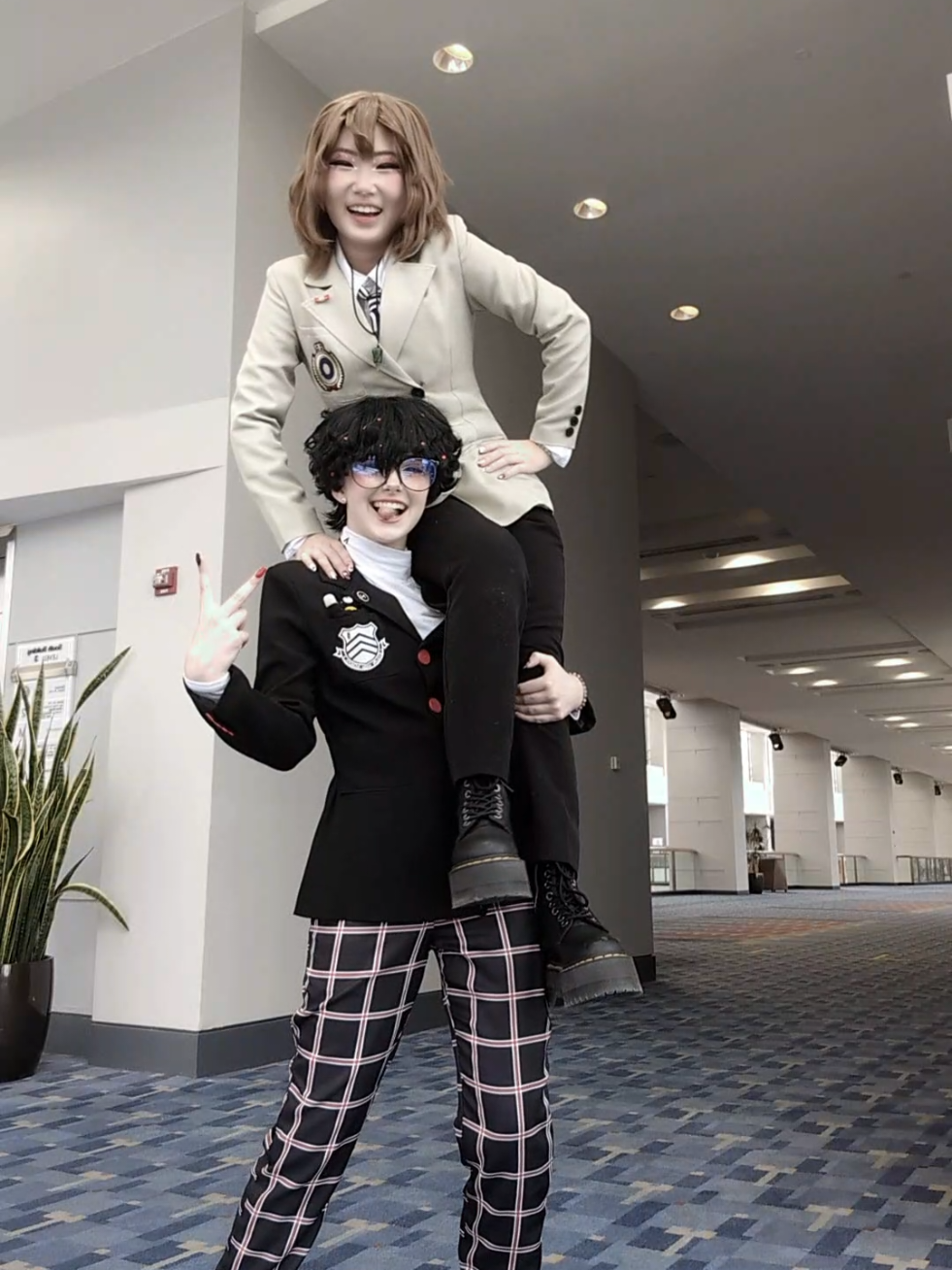 I was TRYING to lower her slowly to the ground but Neo had other plans ig 😒 (she is fine!! I promise I didn't purposely let her fall) . Akechi:@☆◖ Neo ◗☆  . #renamamiyacosplay #goroakechicosplay #persona5 #shuake #otakon2025 