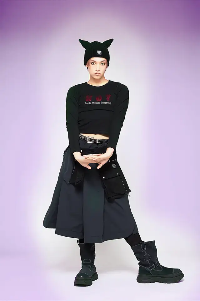 Matsumoto Reio transforms into a bat flapping its wings in the darkness in a black outfit. Jump out into the night with a playful style! https://www.nylon.jp/365/2025/0827 @松本怜生  #LeoMatsumoto #japanesedrama #CinderellaCloset 