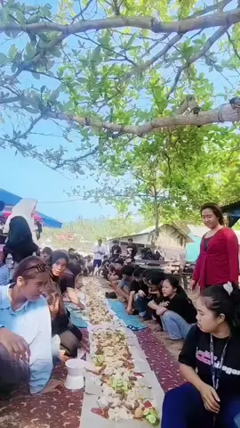 nikmatnya kebersamaan 😋 #fyppppppppppppppppppppppp #tiktokviral #makan #capcuttt #pantai 