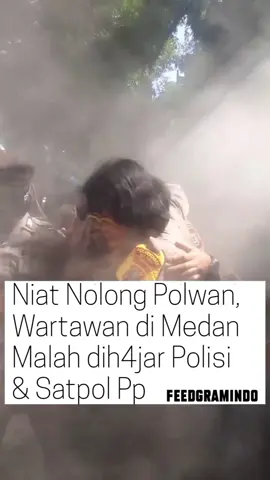 Aksi unjuk rasa mahasiswa di Gedung DPRD Sumatera Utara yang berakhir r1cvh diwarnai insiden dugaan peng4n14y4an terhadap seorang jurnalis, Selasa, 26 Agustus 2025. K0rban, Adam Wizard Sitompul dari harian Posmetro Medan, diduga dis3r3t dan di4ni4y4 oleh sejumlah oknum polisi dan pamong praja saat tengah menjalankan tugas peliputan. Peristiwa bermula ketika Adam meliput eskalasi ker1cvh4n antara massa aksi dan aparat keamanan. Menurut kronologi yang dihimpun, ia sempat terekam menolong seorang polisi wanita (polwan) yang nyaris terb4k4r akibat l3mp4r4n benda inc3ndi4ry di lokasi. Namun, tak lama berselang, Adam justru diamankan secara p4ks4 oleh beberapa polisi dan dibawa masuk ke dalam Gedung DPRD Sumut. Di dalam gedung, Adam mengaku mengalami serangkaian k3k3r4s4n f1s1k. 