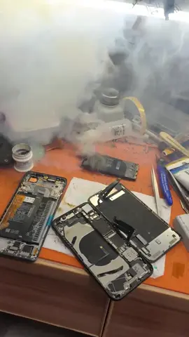 Super sensitif, ketusuk sedikit bisa meledak Biar iPhone nya gak meledak kayak gini mending serahin ke teknisi ahli kami #iphone #servisiphone #iphonemurah #servishp #servishpmurah 