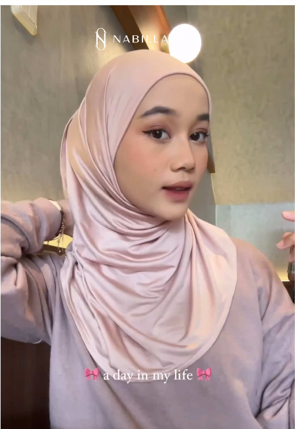 Sabina Series Hijab semi instan yang ngerti kamu! Dengan cutting modern dan inner yang menyatu, kamu bisa tampil rapi & elegan dalam hitungan detik ✨ #ByeByeJarumPentul #Nabillasyal #Sabinaseries 