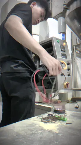 Trên tay anh có đồng hồ vạn năng 😁 Hệ thống cân và rót tự động  #laptrinhplc  #tudonghoa  #viral 