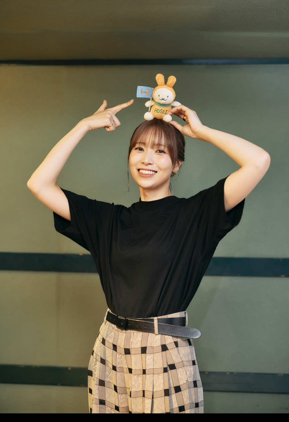 ＼✨人気声優の #青木瑠璃子 さんにインタビュー✨／ 法政大学社会学部の卒業生で、現在は声優として幅広くご活躍されている青木瑠璃子さんを直撃🎤✨ 青木さんは、有名アニメ・ゲームへの出演のほか、番組のMCや個人YouTubeチャンネルを持ち、直近ではニュースおよびドキュメンタリー番組のナレーションを務めるなど多方面で活躍されています。 そんな青木さんに在学中の思い出を伺うとともに、後輩達へのあたたかいメッセージもいただきました☺   こちらの取材記事を掲載している広報誌「HOSEI」2025年8・9月号は、法政大学ウェブサイト（https://www.hosei.ac.jp/）にてデジタルブックを公開しています。 ぜひ合わせてご覧ください。   #法政大学 #春から法政 #春から大学生 #受験生　　