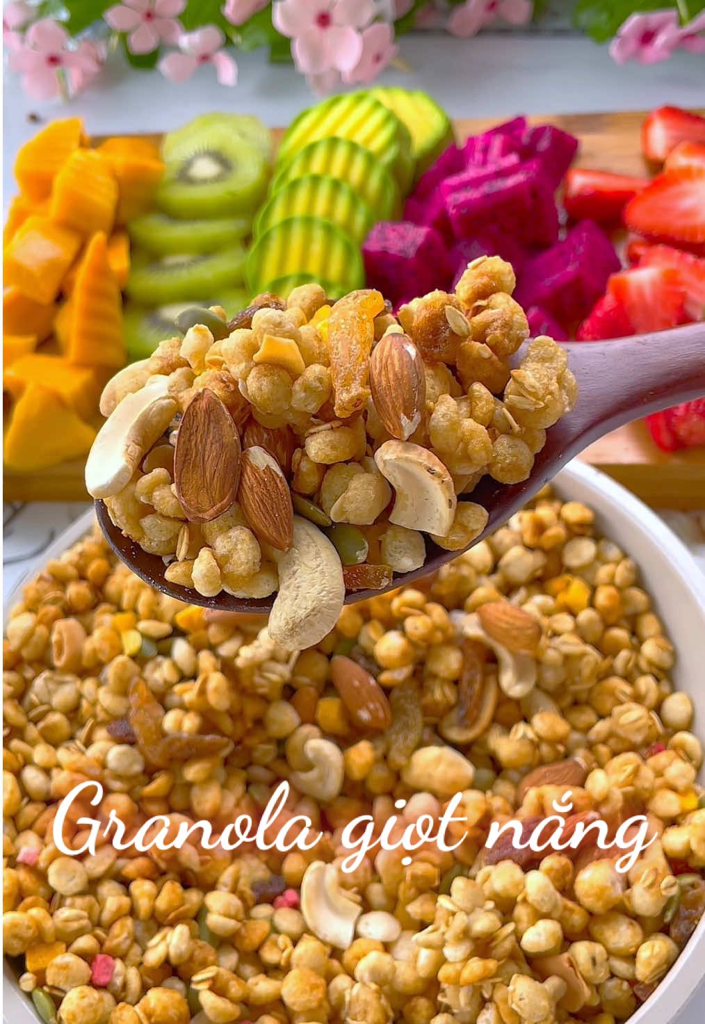 Granola giọt nắng. Phụ nữ mà muốn giữ da giữ dáng thiệt là đẹp phải duy trì an granola mỗi ngày nhé #bepbaduong #anvatcungtiktok #xuhuong #granola #granolagiotnang 