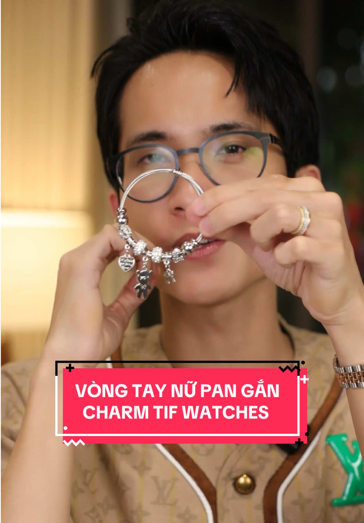 Có ông nào hay bị người yêu giận mà hong biết cách dỗ hong? Nếu có thì chỉ cho mấy ông hay hỏi tui 1 chiếc vòng tay nữ pan gắn charm của nhà Tif Watches siêu dễ thương, hong chỉ đơn giản là 1 bí kíp mà còn là món quà để dỗ người yêu hết giận nè. Mà món quà xinh xắn này còn mang ý nghĩa sâu sắc gửi gắm năng lượng bình an, an ủi tinh thần những lúc căng thẳng. Thêm nữa là còn nhắc nhở nhớ về nhau mỗi khi đeo trên tay nữa á, nghe cũng hay ha #lepthelittlekid #tiktokmentor #LearnOnTikTok #tifwatches #vongtaycharm 