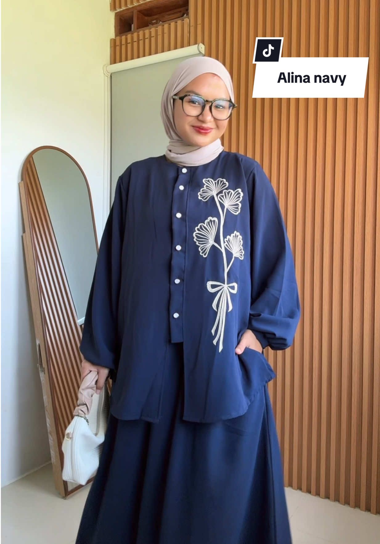 Tim Burgundy atau navy nihh ? Btw ini varian warna terbaru Alina gemes gemess sihh 🫶🏻😚 #melisasyari #setrokkekinianterlaris #setrokbordir #ootdsetrok #ootdfashion 