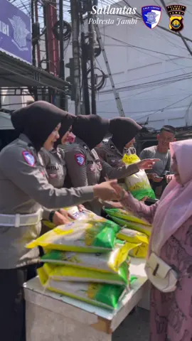 Halo sobat lantas👋🏻 Dalam rangka mendukung program pemerintah ketahanan pangan, Satlantas Polresta Jambi mengadakan Gerakan pangan murah melalui penjualan beras murah guna membantu masyarakat agar dapat membeli beras dengan harga yang terjangkau Mari kita dukung program tersebut untuk kesejahteraan bersama☺️  #kotajambi #polripresisi #police #lalulintas #ketahananpangan 