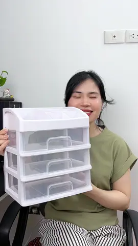 Tủ kệ mỹ phẩm để bàn này chống bụi để đc nhiều đồ giá còn rẻ. #tumypham #kemyphamdanang #tumyphamdeban 