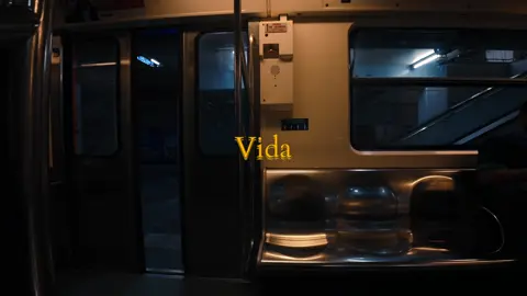 Las mejores vibes se viven cuando la ciudad no duerme 🌙🚇 En el metro, en la música, en nosotros. #MetroVibes #CinematicTok #NocheDeCiudad #VidaEnElEspejo #Enjambre   