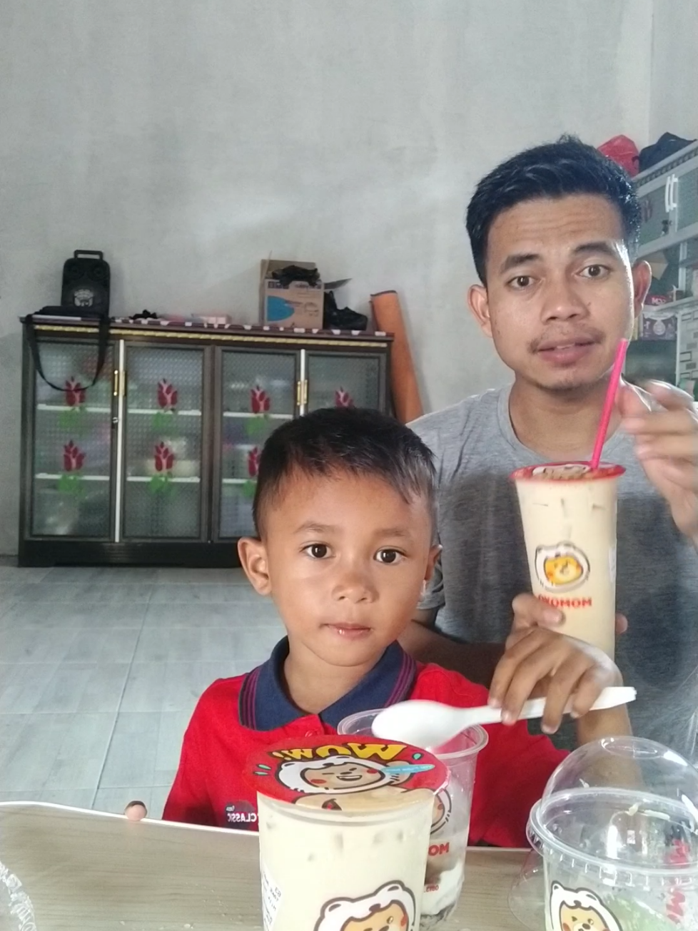 minum es krim Momoyo #eskrim #fyp #fypシ゚ #viral #masdulchannel 