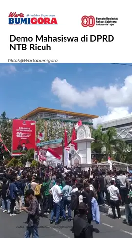 MATARAM–Aksi demonstrasi mahasiswa di gedung DPRD Nusa Tenggara Barat (NTB) pada Rabu (27/8) siang berakhir ricuh. Massa aksi berhasil menjebol gerbang Barat gedung DPRD NTB, meski akhirnya tertahan di halaman karena berhadapan langsung dengan barisan aparat kepolisian. Mahasiswa yang tergabung dalam aksi tersebut menuntut agar Ketua DPRD NTB segera menemui mereka. Namun hingga siang hari, pimpinan dewan belum juga hadir untuk menerima aspirasi massa. “Kami mau menyampaikan tuntutan langsung ke Ketua DPRD NTB,” tegas Lalu Nazir Huda selaku koordinator lapangan aksi. Dalam orasi mereka, mahasiswa menyuarakan sejumlah tuntutan. Di antaranya menolak rencana pembangunan Sea Plane dan Glamping di kawasan Taman Nasional Gunung Rinjani (TNGR), menyoroti Rancangan Undang-Undang Kitab Undang-Undang Hukum Acara Pidana (RUU KUHAP) yang dinilai berpotensi membungkam demokrasi, serta menolak perampasan lahan dengan dalih proyek strategis nasional. Selain itu, mereka juga menolak swastanisasi pendidikan, mendesak evaluasi kebijakan Merdeka Belajar Kampus Merdeka (MBKM), serta menuntut agar Gubernur NTB dipanggil terkait dana pokok pikiran. Tuntutan lain yang disuarakan yakni penolakan kenaikan Pajak Bumi dan Bangunan (PBB), percepatan pengesahan RUU Perampasan Aset, dan pembentukan hukum yang berkeadilan. Meski terjadi aksi saling dorong antara mahasiswa dengan aparat, situasi masih dapat dikendalikan. Hingga berita ini diturunkan, massa aksi masih bertahan di depan gedung DPRD NTB sambil menunggu kehadiran pimpinan dewan.  #fpy #lombokvirall🌴🌴 #ntbpride🏝️🌴 #indonesia🇮🇩 #gedungdpr 