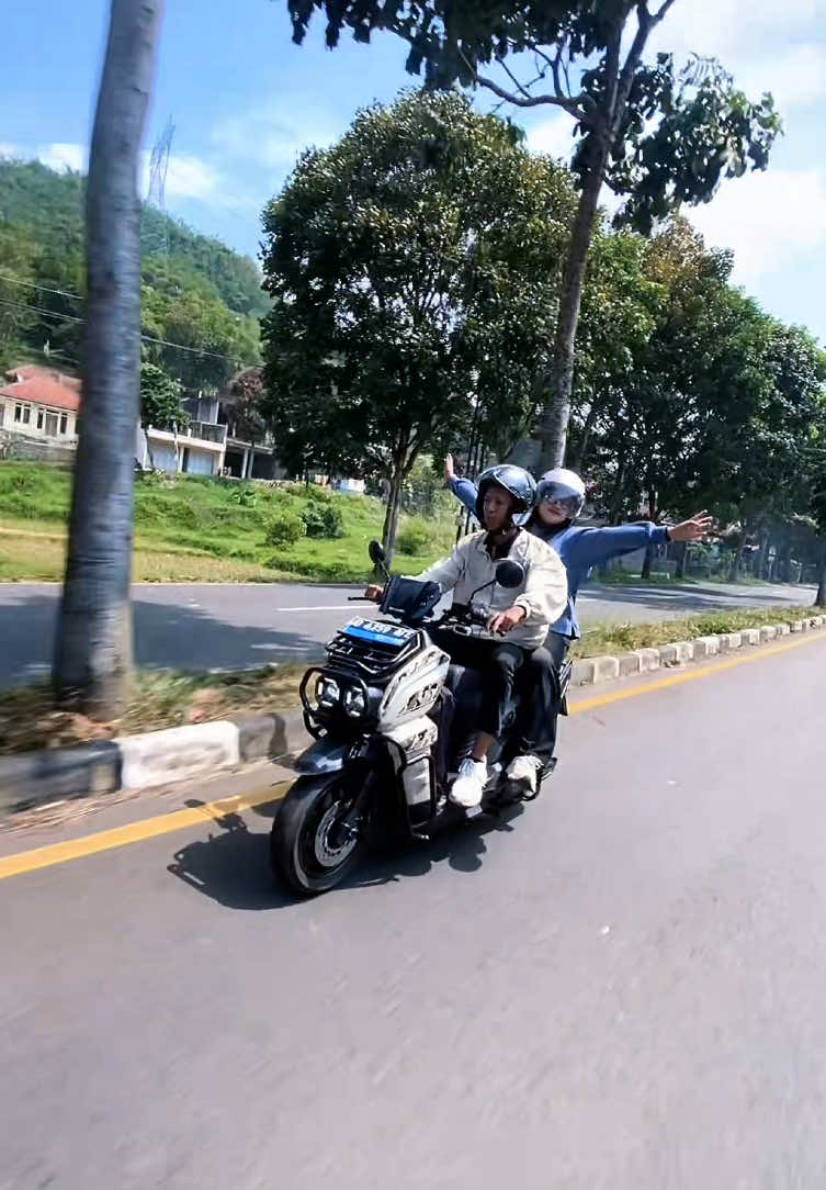 Gagah dijalanan? Tentu dong….  #indomobilemotor #tyranno #motorlistrik #fyp #motorlistrikbandung 