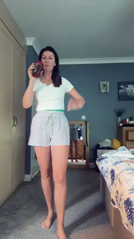 Is having a green belly weird?! #mumsoftiktok #tallgirl #millenialfashion 