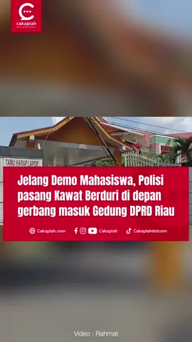 Menjelang aksi unjuk rasa mahasiswa yang rencananya digelar siang ini, Rabu (27/8/2025), aparat kepolisian mulai melakukan pengamanan ketat di kawasan Gedung DPRD Riau, Jalan Jenderal Sudirman, Pekanbaru. Pantauan di lapangan, terlihat personel kepolisian memasang kawat berduri di depan gerbang utama gedung DPRD Riau. Sejumlah kendaraan taktis dan mobil pengendali massa juga disiagakan di sekitar lokasi.