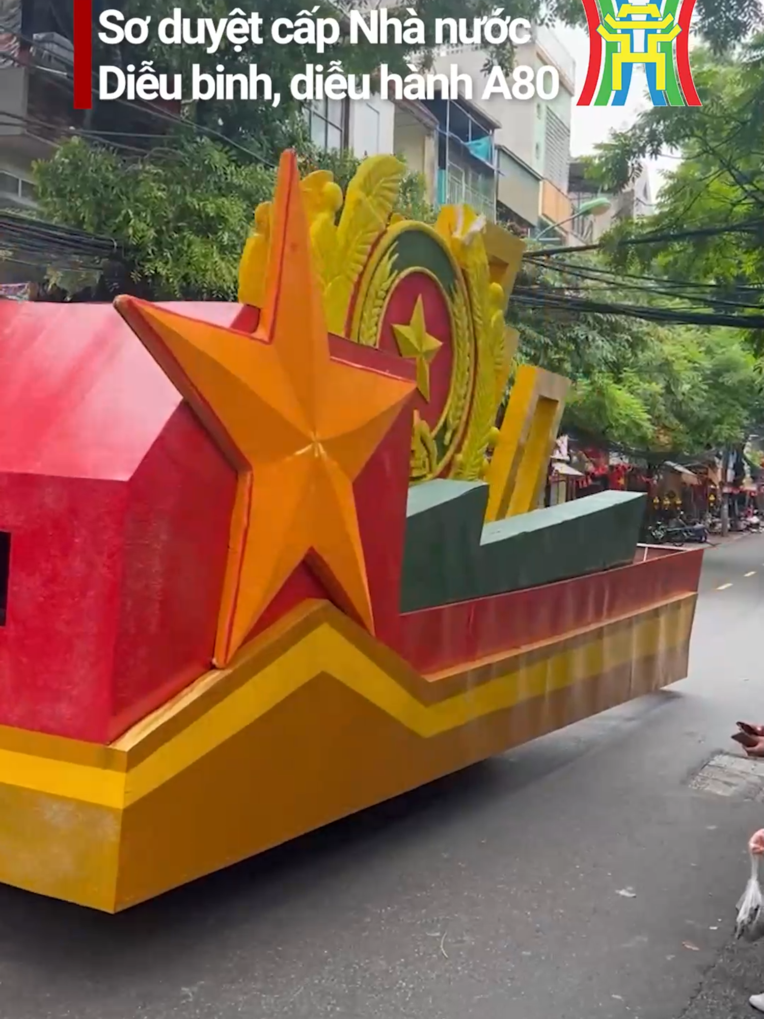 14:00 (27/8): Các xe mô hình bắt đầu di chuyển trên các tuyến phố để vào khu vực trung tâm, chuẩn bị cho chương trình Sơ duyệt cấp Nhà nước diễu binh, diễu hành (A80) diễn ra vào lúc 20h tối nay. #hanoionline #daihanoi #A80 #dieuhanh